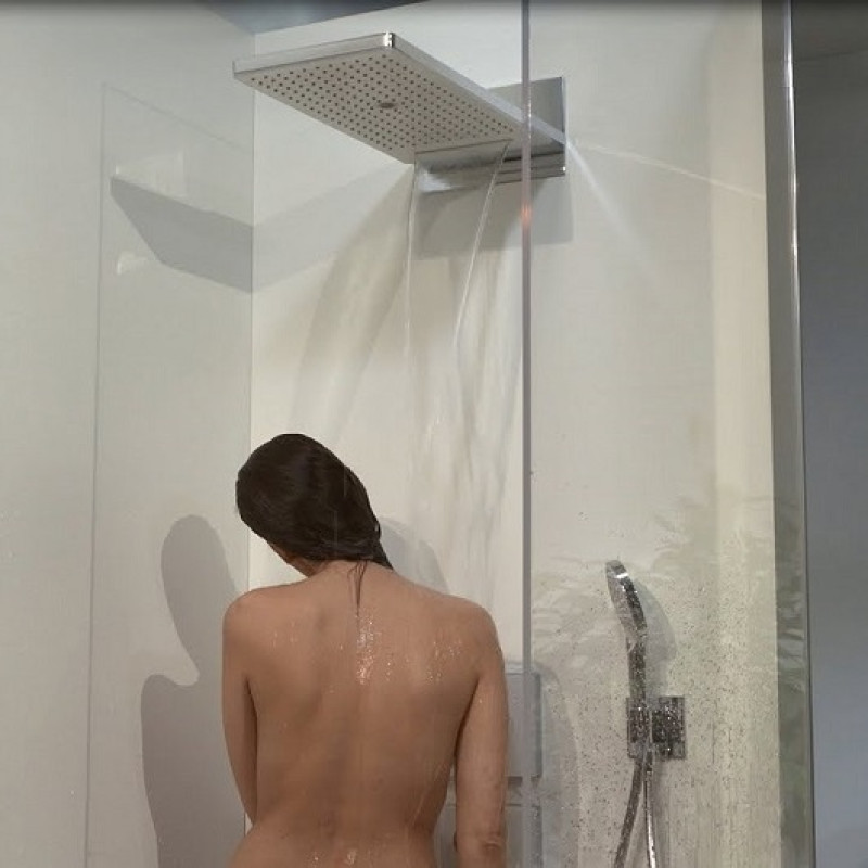 Подсматривают в женском душе при помощи скрытой камеры